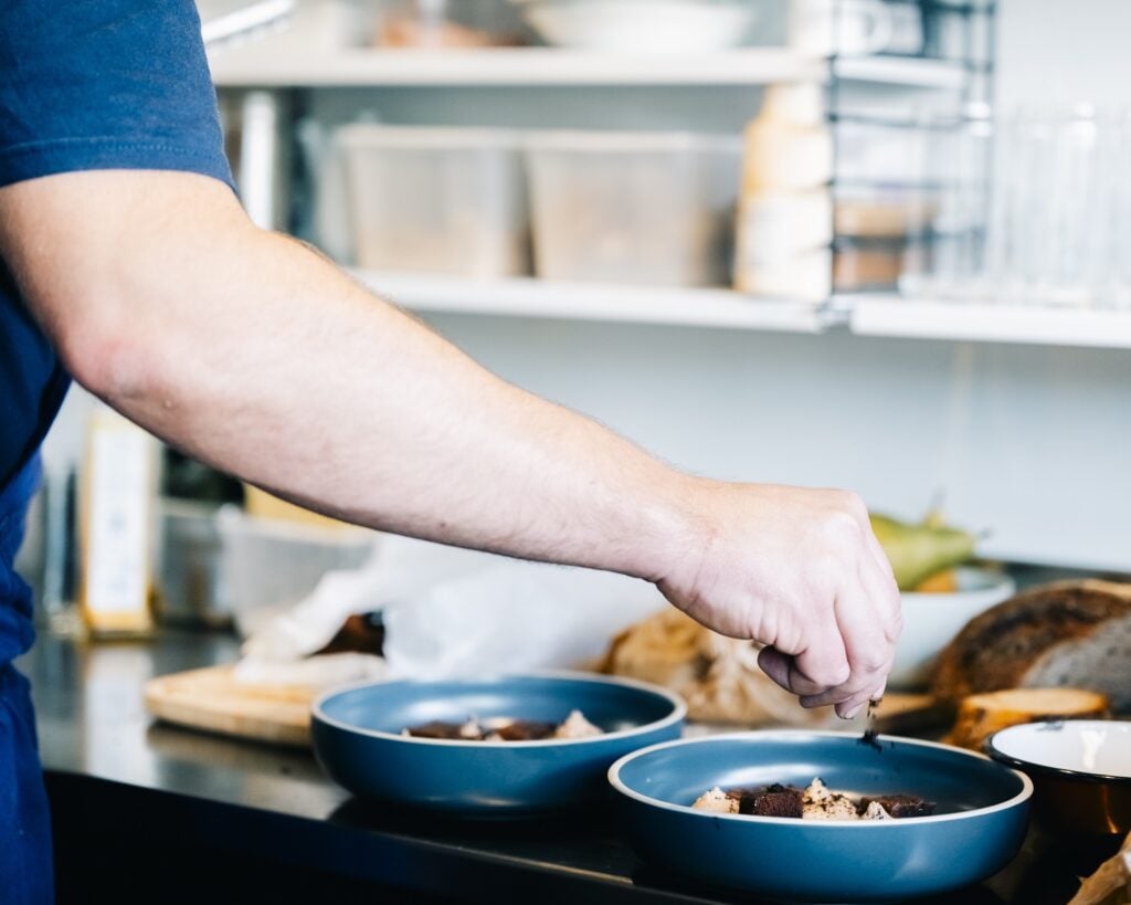 Mickael_Gloagen@Louise©Benoit_Beauchaine-10-2c desserts au chocolat dans deux assiettes bleues, cuisine